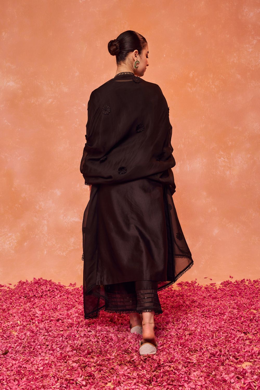 ROSHNI BHATIA IN KYRA BLACK SILK CHANDERI KURTA SET