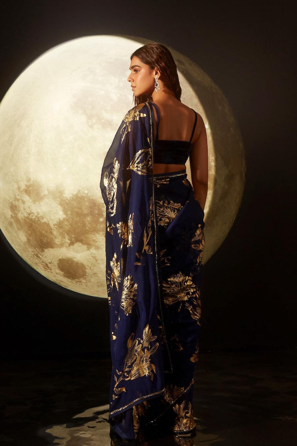 SUNAINA KHERA IN AAYAT DEEP BLUE FLORAL FOIL PRINTED HANDCRAFTED ORGANZA SAREE