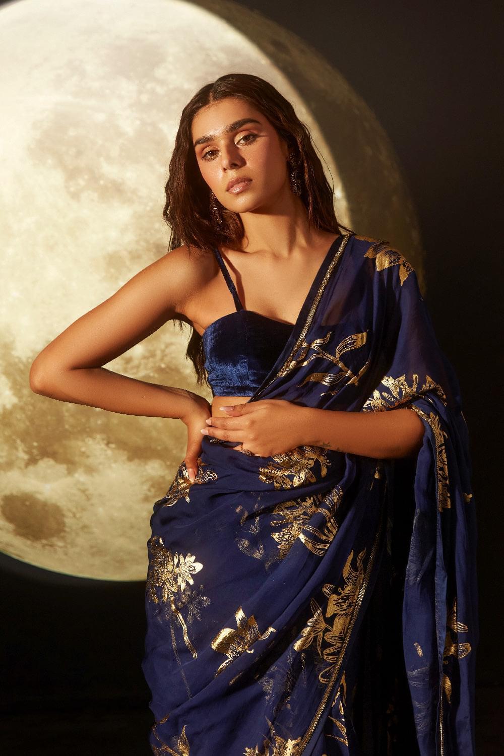 SUNAINA KHERA IN AAYAT DEEP BLUE FLORAL FOIL PRINTED HANDCRAFTED ORGANZA SAREE