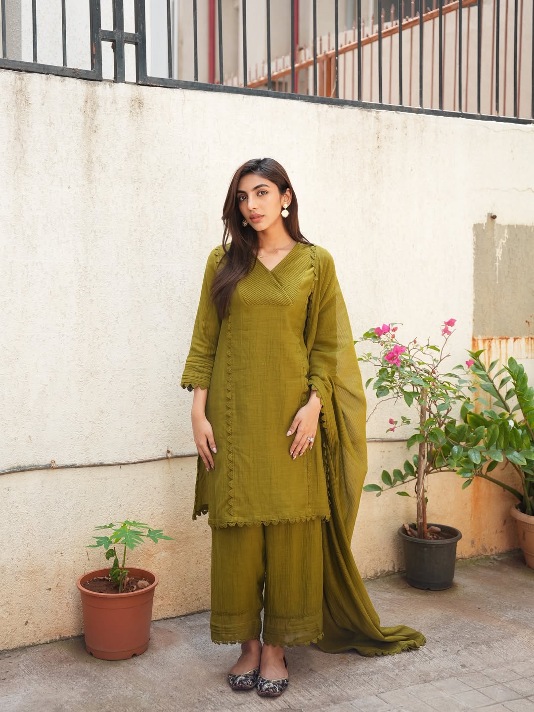 Mallaikaa Chheda in Amara Olive Green Cotton-Silk Chanderi Kurta Set