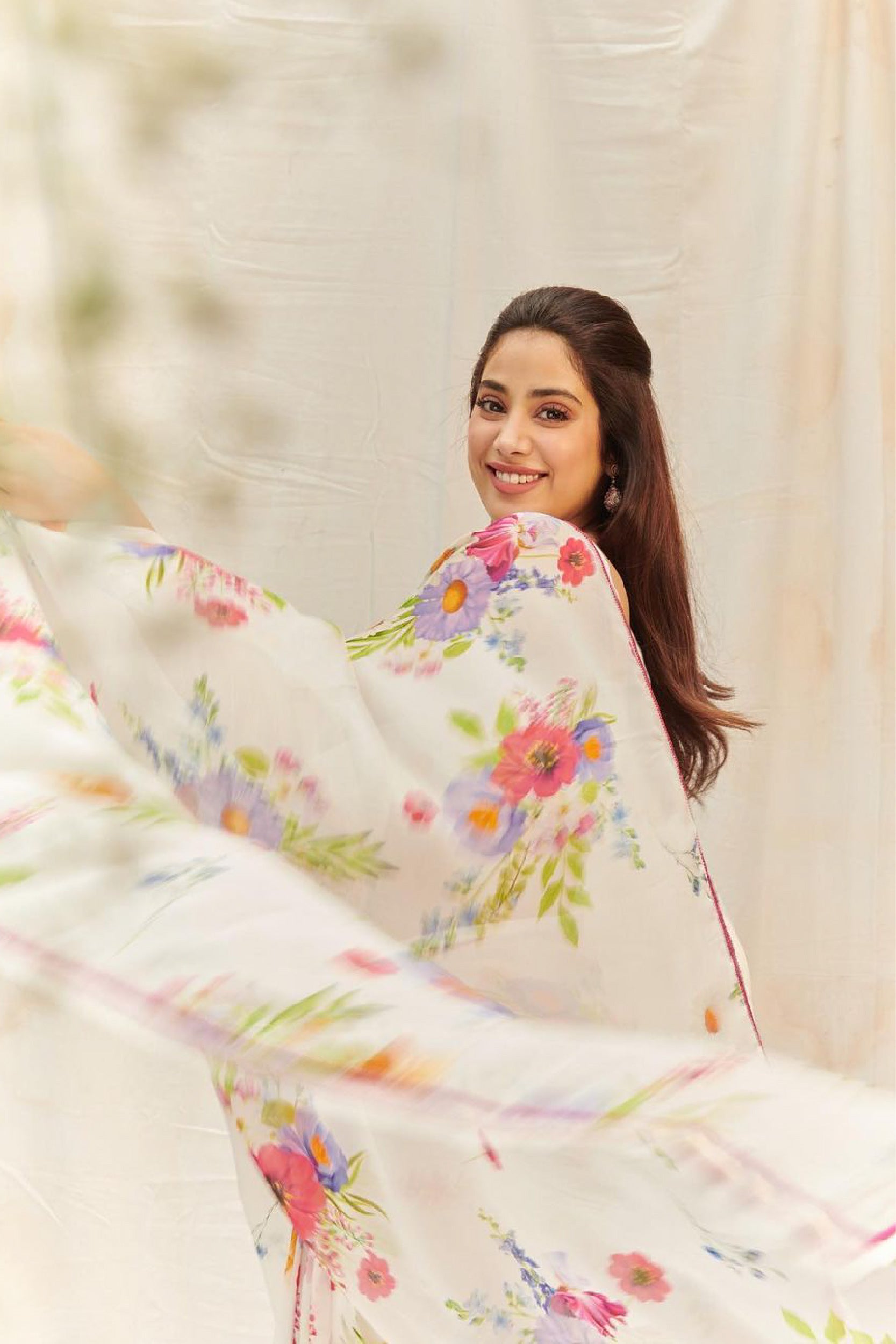 JANHVI KAPOOR IN ARZOO WHITE FLORAL PRINTED HANDCRAFTED ORGANZA SAREE