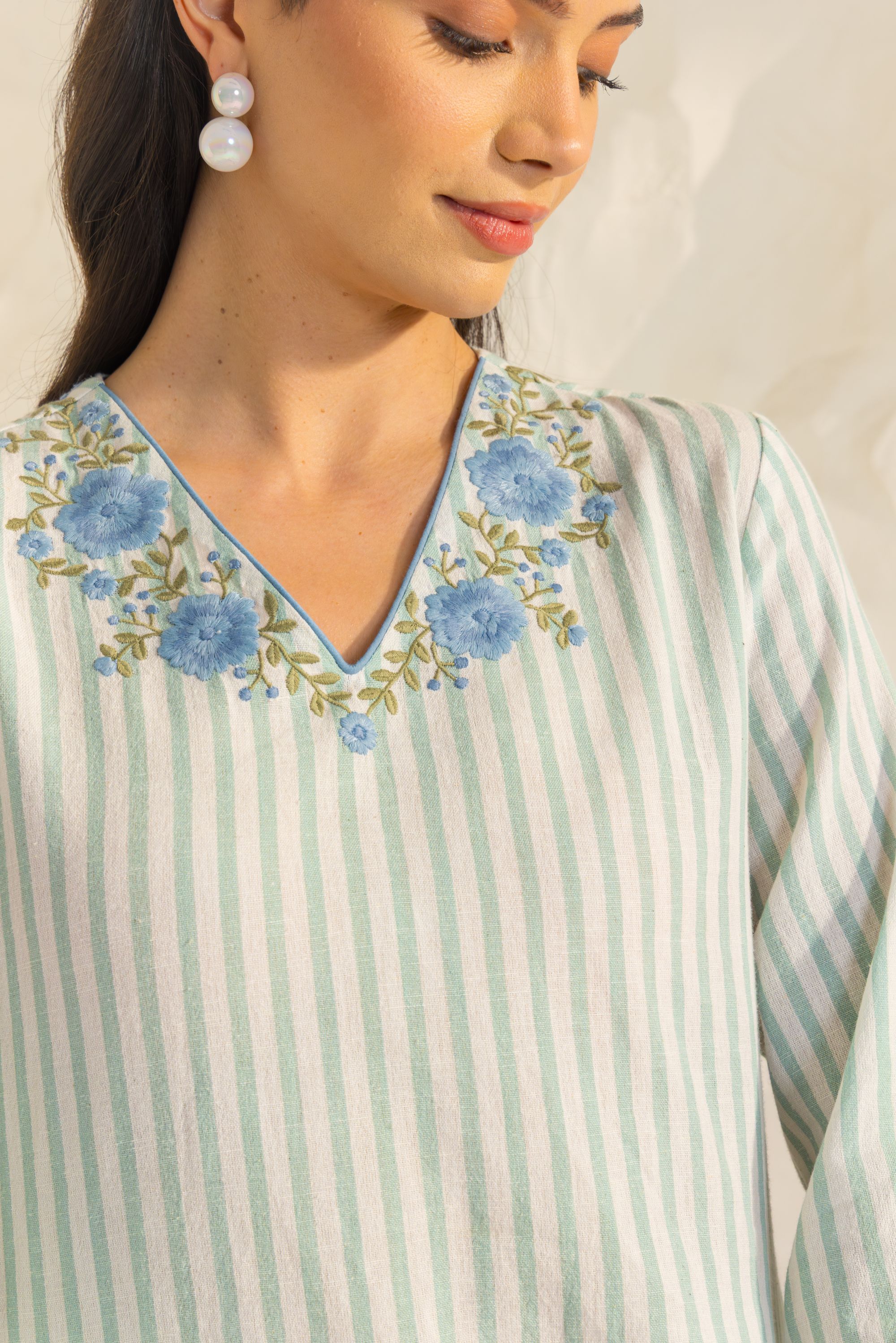 Arisha Amitha in Zainab Green Embroidered Yarn Dyed Handcrafted Kurta Set with Farshi Salwar