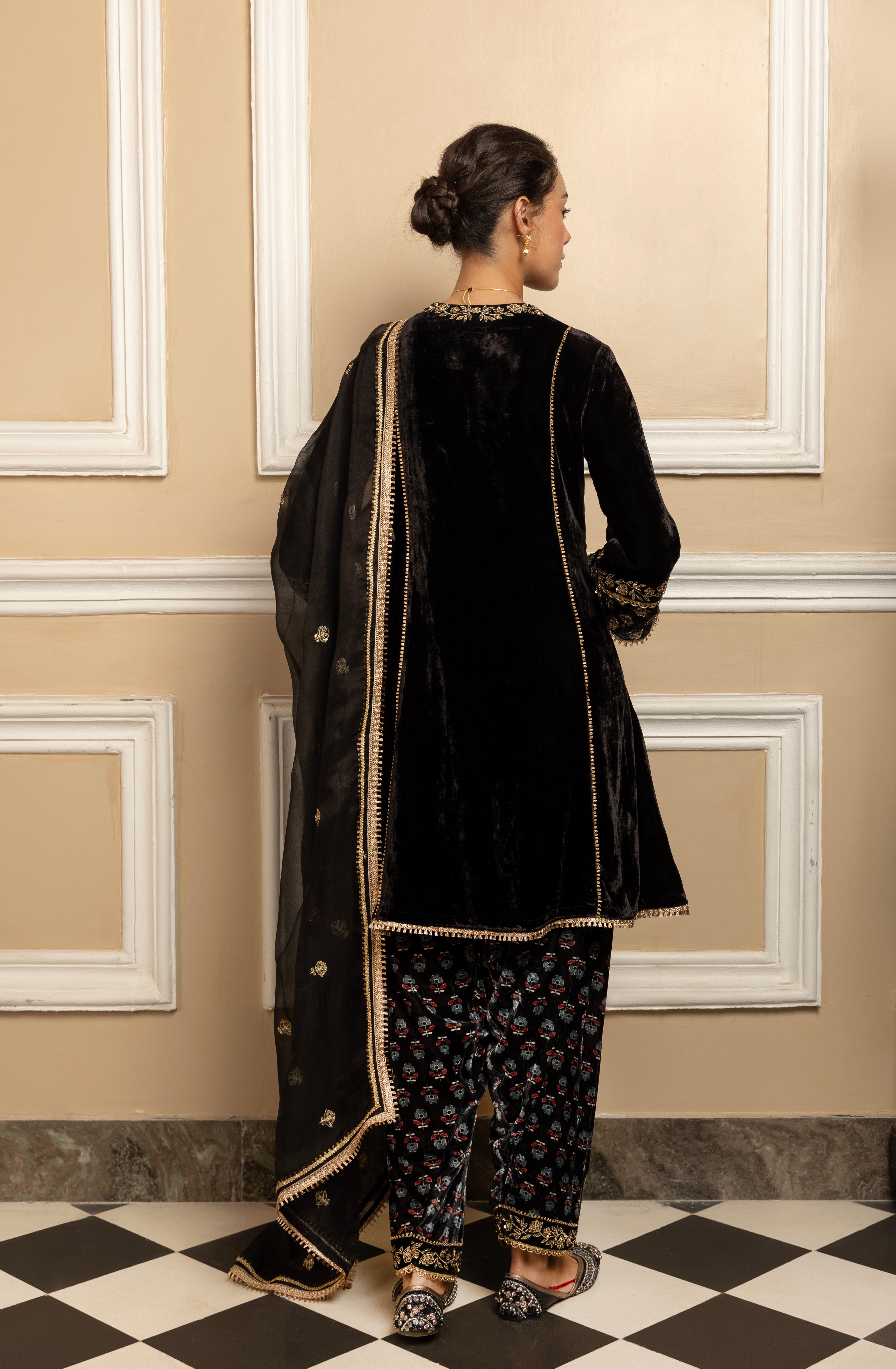 ITIKA ARORA IN ZIYA BLACK SILK VELVET HANDCRAFTED KURTA SET