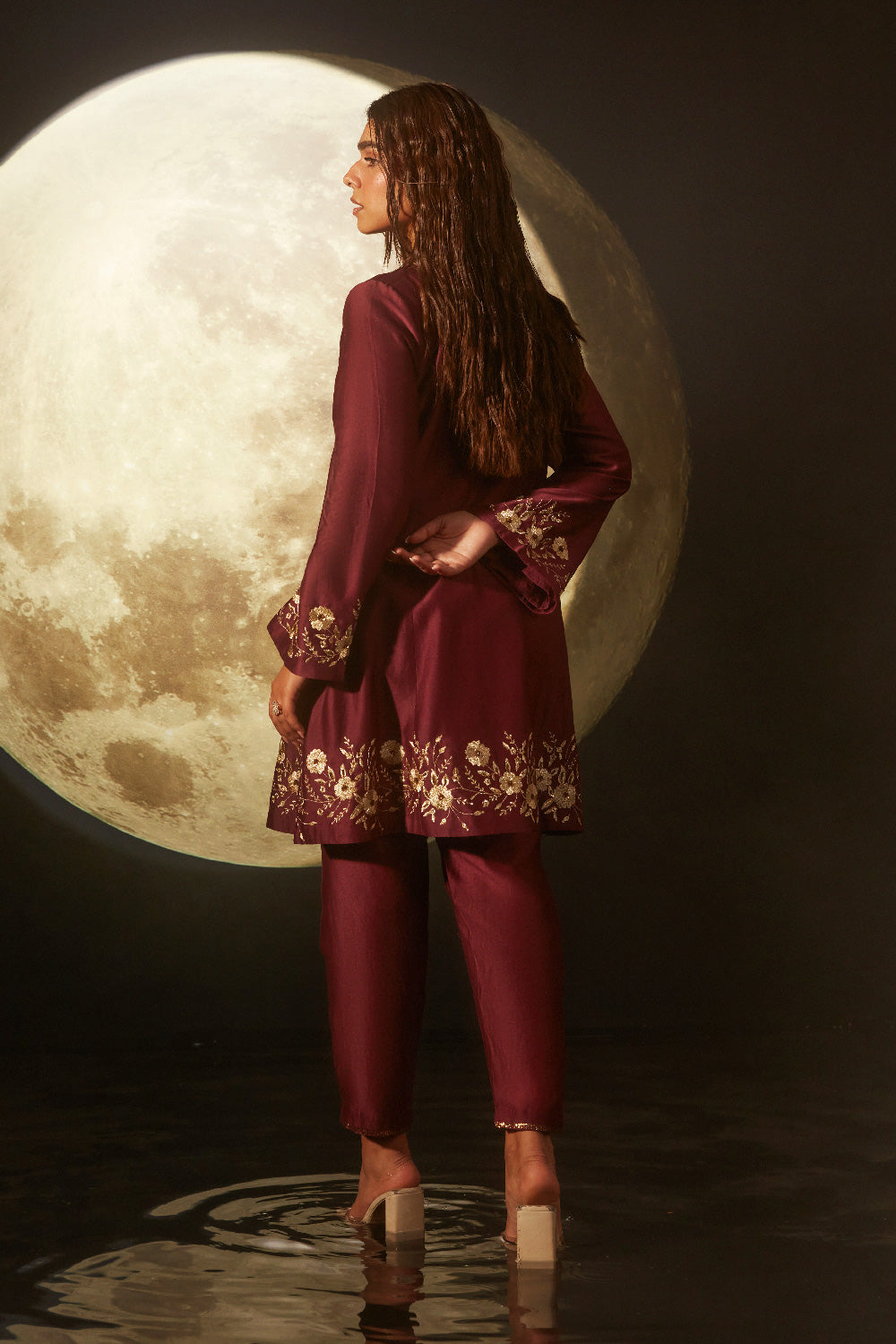 INAYAT MAROON SILK CHANDERI HANDCRAFTED KURTA SET WITH VELVET SHAWL