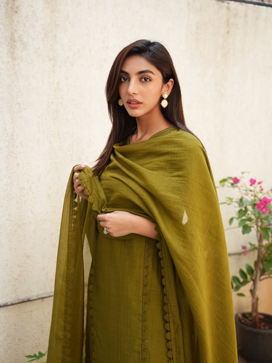 Mallaikaa Chheda in Amara Olive Green Cotton-Silk Chanderi Kurta Set