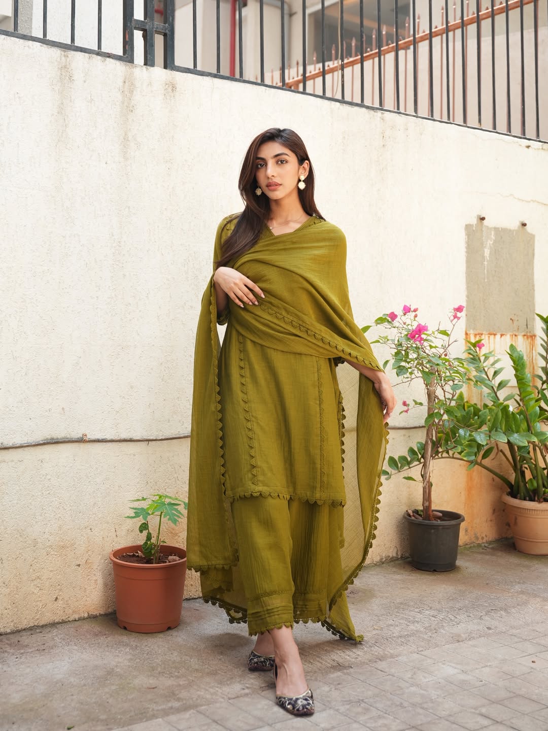 Mallaikaa Chheda in Amara Olive Green Cotton-Silk Chanderi Kurta Set