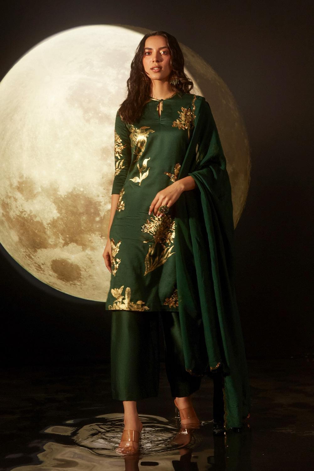 DEEPTI DHILLON IN DIYA EMERALD GREEN FOIL PRINTED HANDCRAFTED KURTA SET