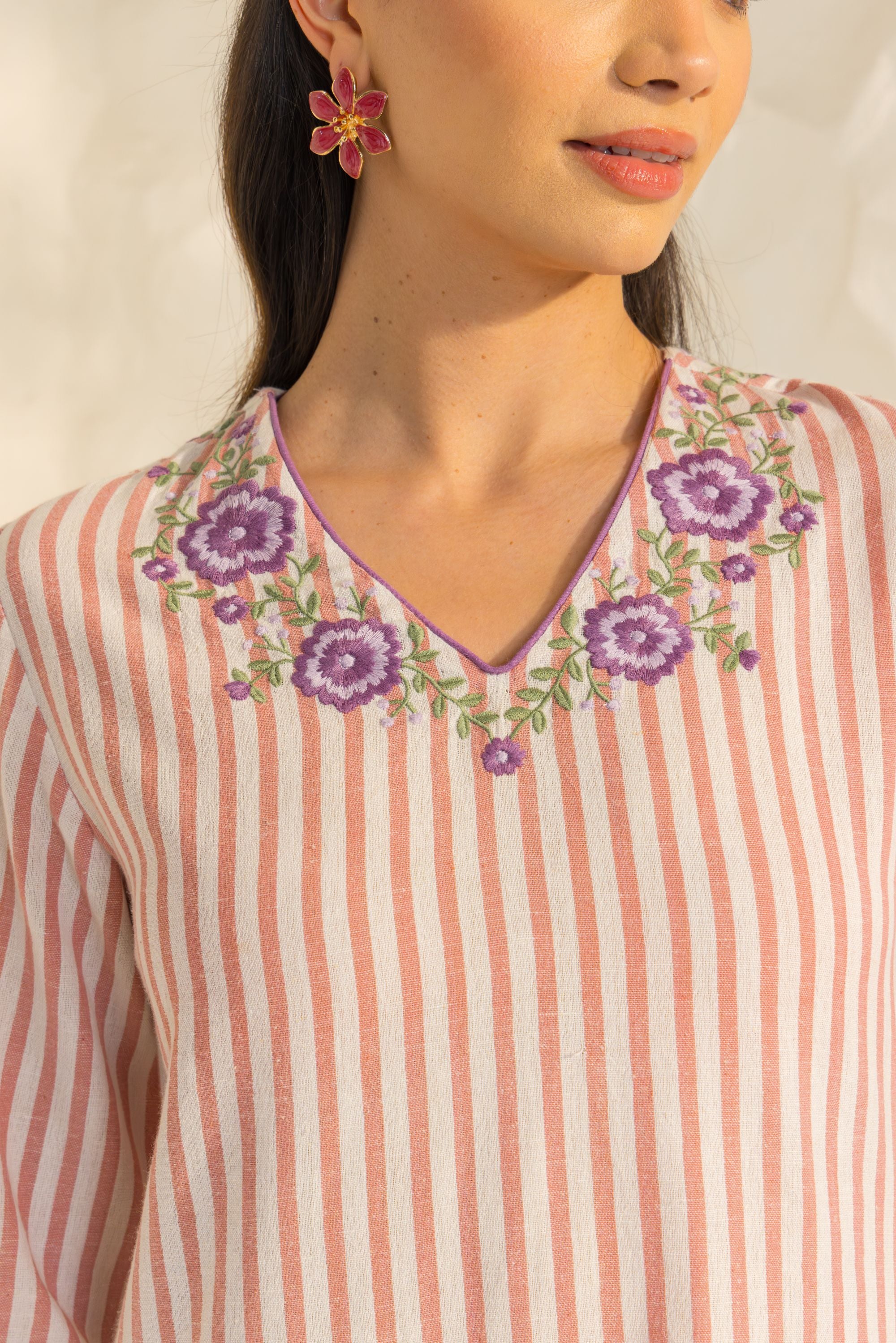 フローラル装飾のピンクキャビネット 002 Zainab Pink Embroidered Kurta Set with Farshi Salwar | Dohr India
